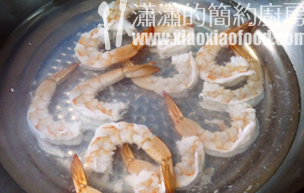 泡椒柠檬虾,锅中烧水,水开后,将虾倒入汆熟。