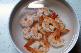 泡椒柠檬虾,捞出,过冰水浸泡后,再捞出沥干水分。