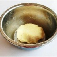 乳酪奶油南瓜派,揉合成光滑的面团,包上保鲜膜,放入冰箱冷藏1小时以上