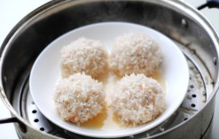 包心珍珠圆子,蒸锅中放水,大火蒸25-30分钟即可。
