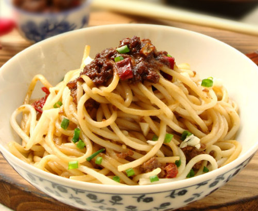 豆酱蒜香牛肉拌面