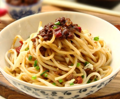 豆酱蒜香牛肉拌面