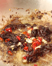 豆酱蒜香牛肉拌面,加入两勺欣和豆瓣酱,用铲子慢慢伴均匀。