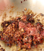 豆酱蒜香牛肉拌面,加入牛肉末,让肉末和酱混合均匀。