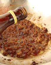 豆酱蒜香牛肉拌面,肉末变色后倒入适量<a style='color:red;display:inline-block;' href='/shicai/ 4367'>米酒</a>,转小火.
