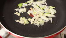 豉汁排骨饭,锅中入油,爆香蒜头,大葱。