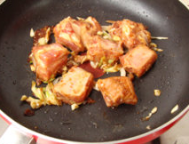 豉汁排骨饭,将腌制好的排骨放入略炒5分钟,接着加入香菇,<a style='color:red;display:inline-block;' href='/shicai/ 25'>胡萝卜</a>同炒。