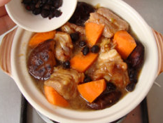 豉汁排骨饭,加500ml的水煮开后,放入小砂锅中,倒入<a style='color:red;display:inline-block;' href='/shicai/ 694'>豆豉</a>,小火慢煲一个小时。