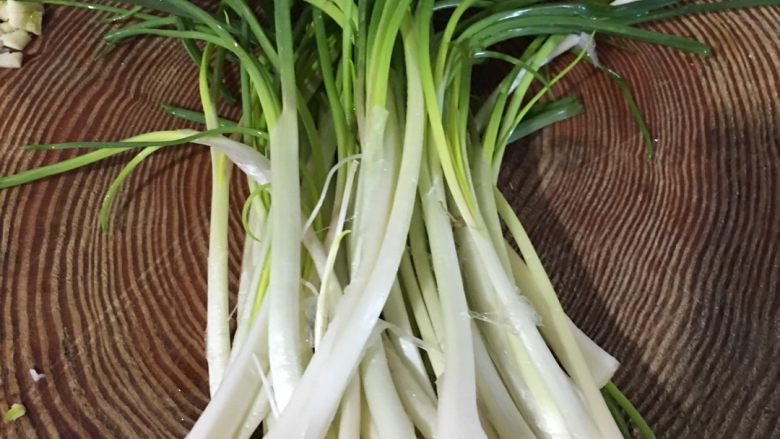 野葱炒熏兔肉,如图野葱挑好,洗好切好备用。熏兔肉用热水焯一遍。