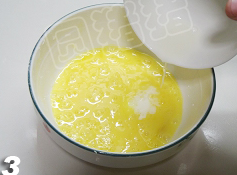 韭菜火腿蛋卷,<a style='color:red;display:inline-block;' href='/shicai/ 512'>玉米淀粉</a>+清水在碗内调匀制成水淀粉,倒入蛋液中拌匀。