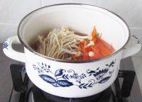 青衣素心,<a style='color:red;display:inline-block;' href='/shicai/ 234'>金针菇</a>、<a style='color:red;display:inline-block;' href='/shicai/ 125'>芹菜</a>、<a style='color:red;display:inline-block;' href='/shicai/ 25'>胡萝卜</a>放入水中烫熟