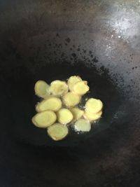 清炖羊肉汤,油锅烧热,爆香姜片