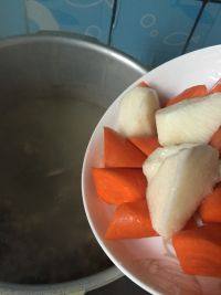 清炖羊肉汤,放胡萝卜和山药,盖上盖,上汽后高压20-30分钟