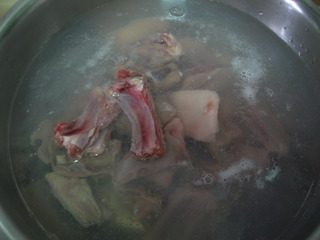 红焖羊肉,羊排洗干净后,入热水内炒掉血水