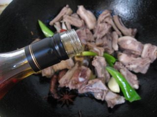 红焖羊肉,加入适量葡萄酒,翻炒一会