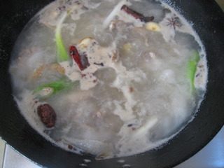 红焖羊肉,大火烧开后,撇去浮沫
