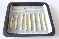 特浓牛乳棒,有距离的摆放在烤盘上,放入预热好上下火180度的烤箱中层