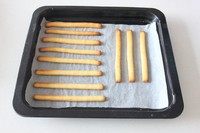 特浓牛乳棒,烤10分钟左右至饼干表面上色金黄色即可出炉,冷凉后再食用