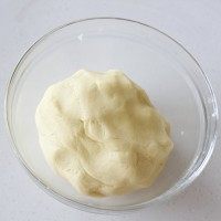 纽扣饼干,再用手团成团,放置几分钟备用