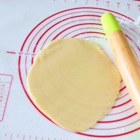 纽扣饼干,将面团放硅胶垫上用擀面杖擀成薄面片
