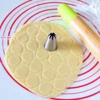 纽扣饼干,再用大号裱花嘴口刻出一个个圆形