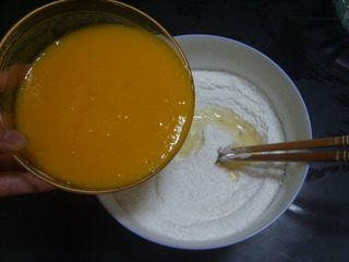 芒果糯米糍,然后慢慢加入打好的芒果汁,边加边搅拌。