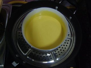 芒果糯米糍,搅拌至无颗粒,然后放锅上大火蒸15分钟,中途搅拌一下,让它更均匀的受热。