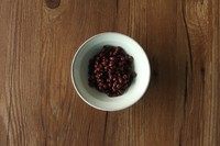 烧仙草,将红豆洗净装入锅中,注入多点水,大火煮沸后转小火炖40分钟以上,等红豆煮裂炸开即可。炸开程度按个人喜好控制,刚刚炸开时还留有一点嚼劲,炸开比较多时软烂,口感各不同,可一边尝试至合适后关火。