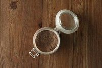 烧仙草,取适量龟苓膏粉或凉粉粉与适量冷水搅拌均匀至无颗粒,锅里注入适量水,烧沸后倒入搅拌好的粉糊,并迅速搅拌均匀,关火后倒入容器内晾凉,凝结后切块即可。