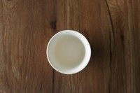 烧仙草,准备牛奶和红茶,以1:2的比例分别泡好。红茶包轻轻浸泡在热水里几分钟即可,不用搅拌。