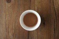烧仙草,将牛奶和红茶混合,制作成奶茶,按照个人口味加入白糖调味。