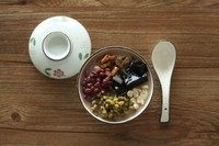 烧仙草,将花生剥去皮,与红豆、绿豆、葡萄干、龟苓膏/凉粉一起装入碗中,最后倒入奶茶,根据个人口味添加炼乳即可。
