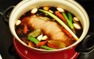 无骨酱肘子,锅里放适量水(差不多能没过猪肘即可),然后放入“材料3”,煮开,然后放入猪肘子,再次煮开后转小火慢卤2小时;