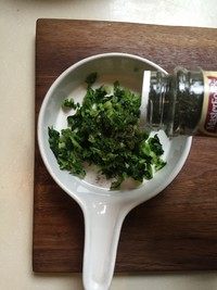 烤口袋三文鱼,挤干水分,切碎加莳萝拌匀,调味后塞入三文鱼口袋