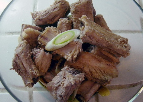 糖醋排骨,汆过的排骨加<a style='color:red;display:inline-block;' href='/shicai/ 718'>料酒</a>、<a style='color:red;display:inline-block;' href='/shicai/ 788'>生抽</a>、姜葱码味20分钟。