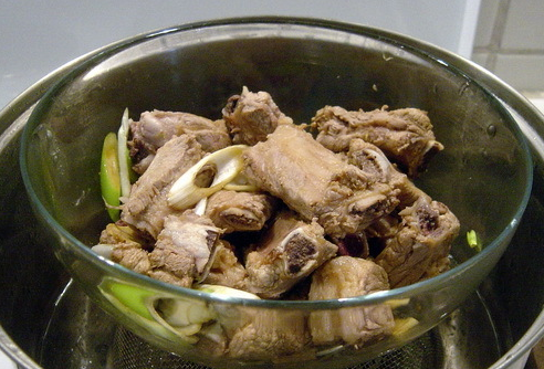 糖醋排骨,将腌制好的排骨放入蒸锅蒸酥烂（约30－40分钟）。