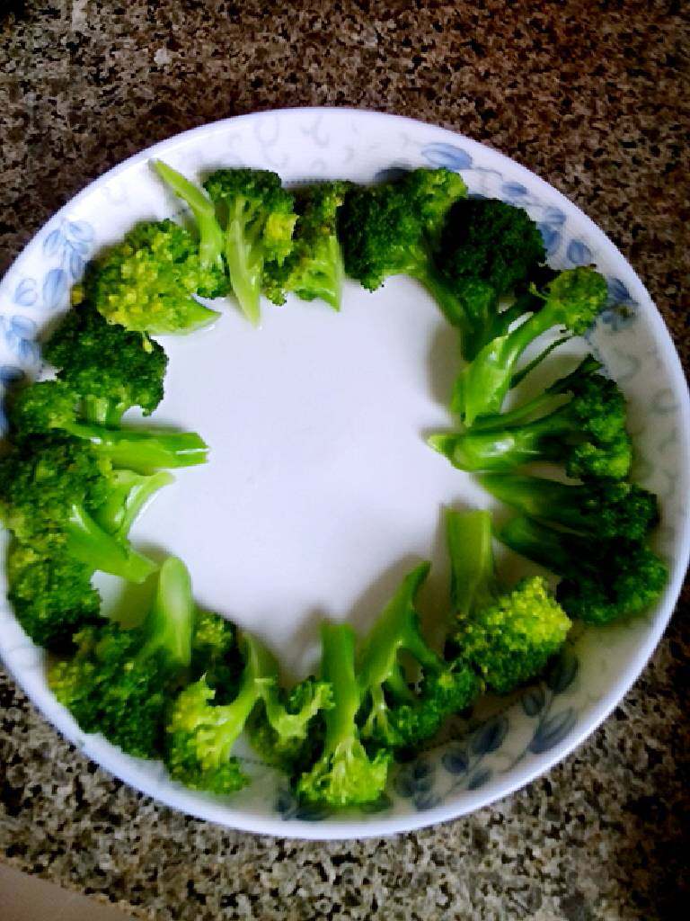 木耳西兰花,<a style='color:red;display:inline-block;' href='/shicai/ 119'>西兰花</a>洗好后切成小块，热水中焯一下，过水去水份，摆盘。