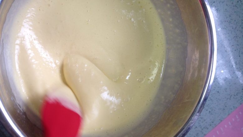 抹茶慕斯蛋糕,用刮刀在盆里划8字略拌后用打蛋器打匀,时间约15秒。
