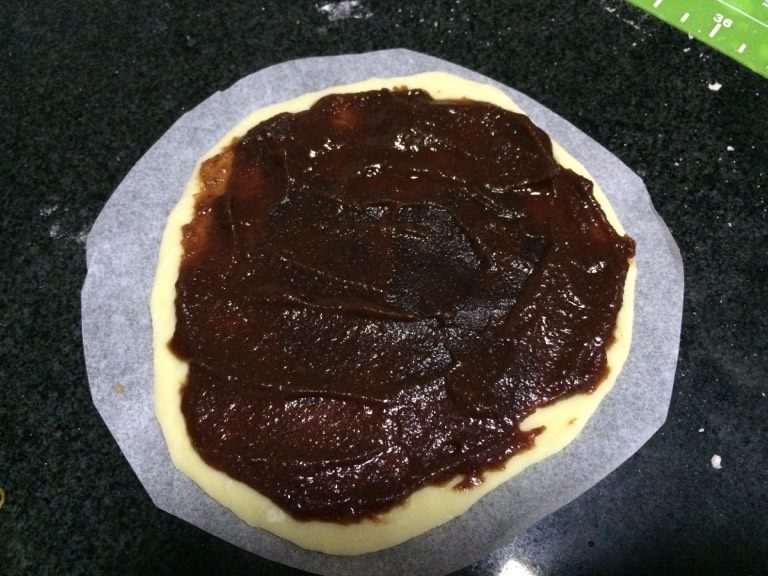 花式豆沙面包,如图最下面一层放上油纸防止粘贴,然后开始涂<a style='color:red;display:inline-block;' href='/shicai/ 475'>红豆沙</a>