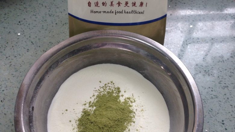 抹茶慕斯蛋糕,慕斯预拌粉与抹茶粉混合。