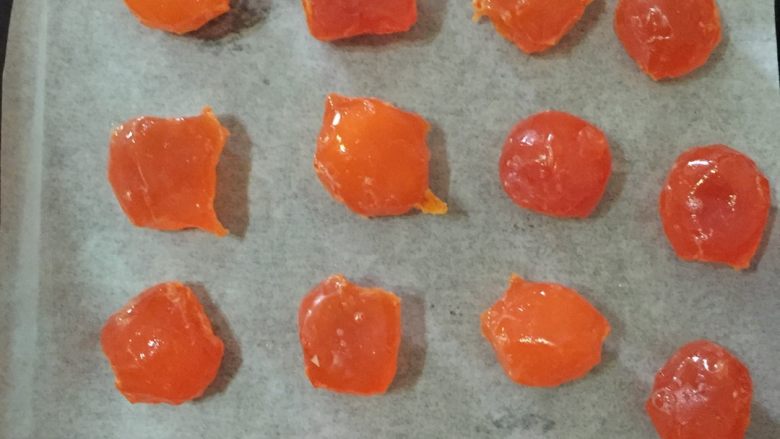 蛋黄酥,如图咸鸭蛋黄用高度白酒浸泡10分钟,捞出放在烤盘里,放进烤箱150度烤5分钟(不用心预热烤箱)