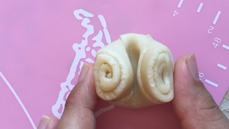 蛋黄酥,如图大拇指中间压扁,两边连接一起按扁,用擀面棍擀成中间厚边上薄的面皮