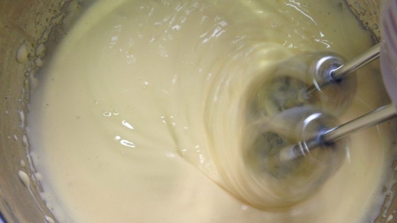 抹茶慕斯蛋糕,先加入油继续打蛋器搅拌,再加入奶继续打蛋器搅拌至顺滑。