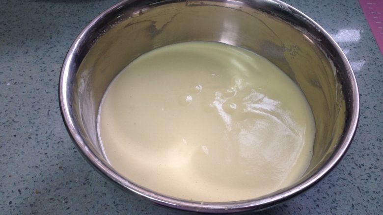 抹茶慕斯蛋糕,再把蛋黄糊倒入蛋白盆,用刮刀从下至上切拌均匀,成细腻轻盈的蛋糕糊。