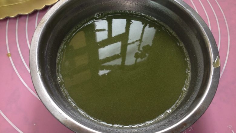 抹茶慕斯蛋糕,倒入50摄氏度的热纯净水,拌匀。