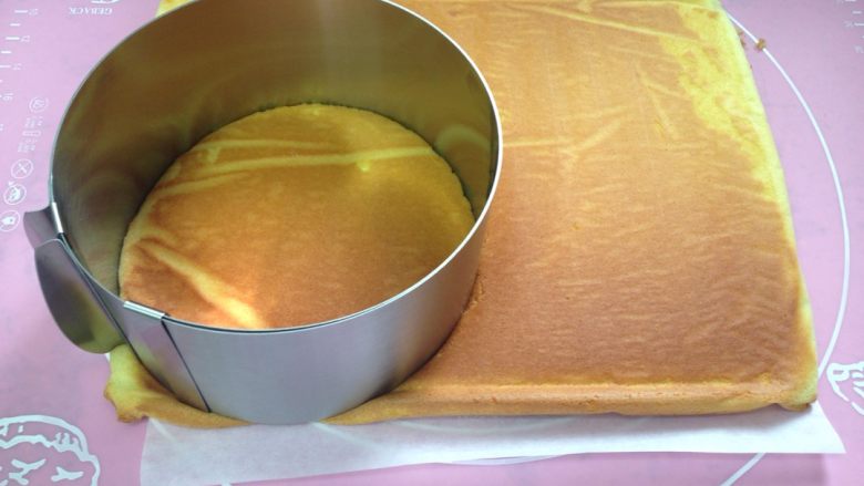 抹茶慕斯蛋糕,把可调节慕斯圈调至16CM,在蛋糕上压扣出圆形蛋糕片。