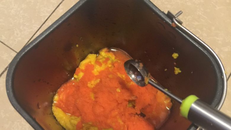 面包机简单制作橙子胡萝卜果酱,营养丰富、好吃。,处理好的橙子胡萝卜碎末放入面包机