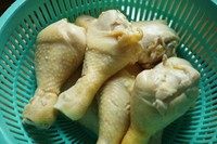 卤鸡腿,<a style='color:red;display:inline-block;' href='/shicai/ 92'>鸡腿</a>洗净焯水、用自来水急冲一下,这样鸡皮会比较有弹性,以免红烧后鸡皮先烂了,影响卖相。