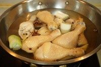 卤鸡腿,将鸡腿、配料放入大锅内,加没过鸡腿的清水