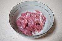 苹果糖醋肉,<a style='color:red;display:inline-block;' href='/shicai/ 4430'>里脊肉</a>切小指粗细的条,刀法要诀:横切牛羊竖切猪斜切鸡,切好的肉条都用刀背敲几下,将纤维打松,这样肉会比较嫩